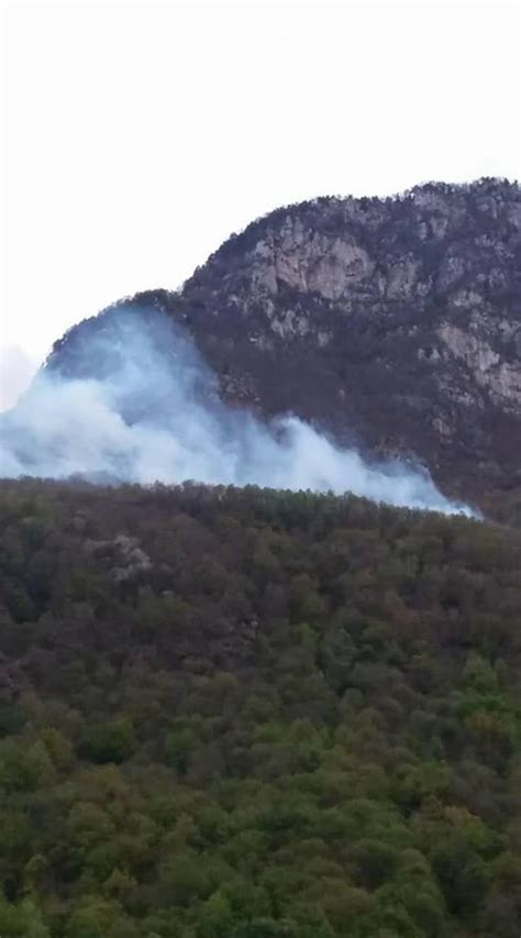 Vento e siccità incendio nei boschi sopra Savogno