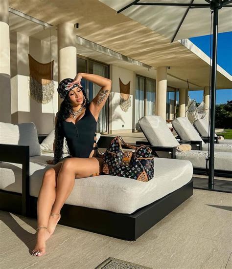 Hot And Sexy Cardi B Is Feeling Herself In Style ThBLOG