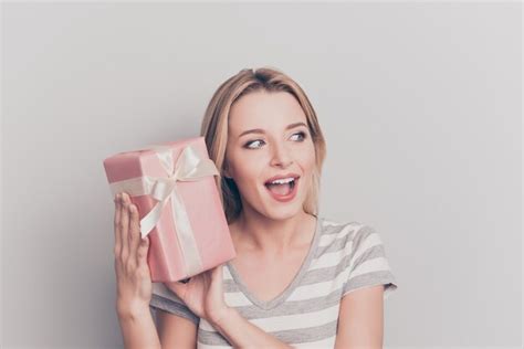 Premium Photo Portrait Of An Attractive Blonde Woman Holding Gift