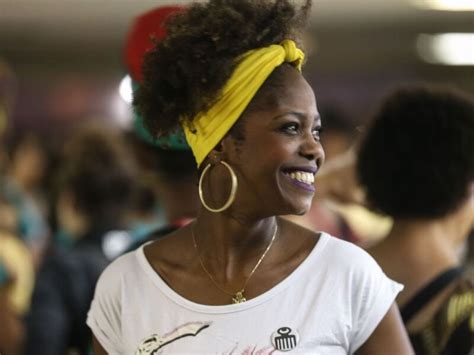 Na cultura mulheres negras ganham em média três vezes menos que homens