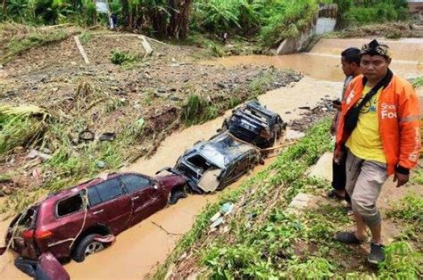 Pajero Sport, Jazz Sampai CR-V Jadi Bangkai di Semarang, Kabin Isi Batu ...