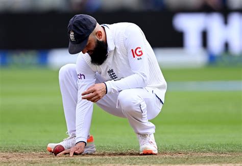 Moeen Ali Rubs His Finger In The Dirt Before Play Espncricinfo