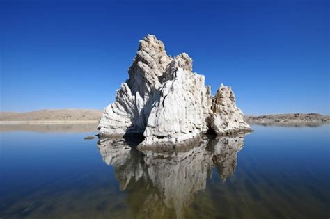 Uma Pedra No Meio De Um Lago Foto Premium