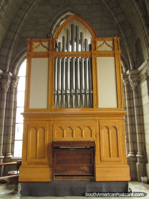 Órgano del tubo de madera en Basilica del Voto Nacional en Quito Foto