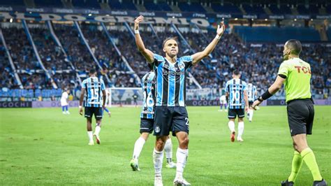 Martin Braithwaite se rende à torcida do Grêmio e destaca paixão única