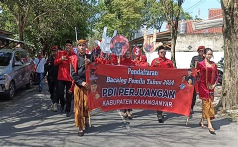 Bacaleg Pdip Karanganyar Daftarkan Diri Ke Kpu Diiringi Atraksi