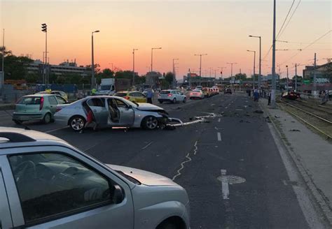 Hatalmas baleset a Határ útnál a villamossínekre repült az egyik autó