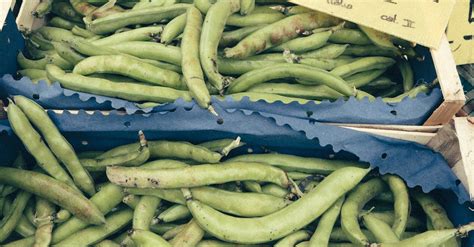 Зеленая фасоль на деревянном ящике · Бесплатные стоковые фото