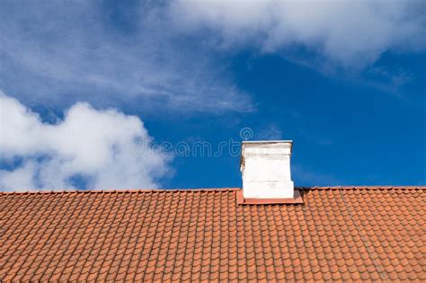 Typisk Belagd Med Tegel Tak Och Vitlampglas Fotografering för