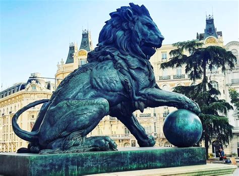 Large Outdoor Bronze Majesty of Lion with Ball Sculpture