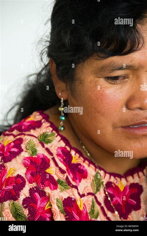 Mujer indígena Guatemala Fotografía de stock - Alamy