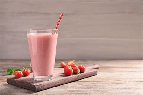 Erdbeer Smoothie Aus Frischen Erdbeeren Milch Und Joghurt