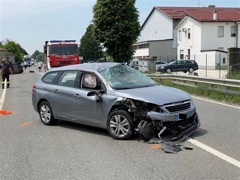 Scontro Tra Due Auto A Monticelli Una Si Ribalta Ferita Una Persona