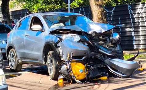 Moto Vai Parar Embaixo De SUV Em Acidente Em Curitiba Idosa E Jovem