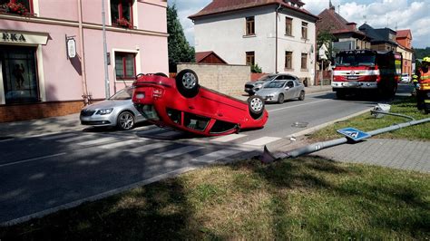 Hasiči odstranili následky nehody osobního auta které POŽÁRY cz