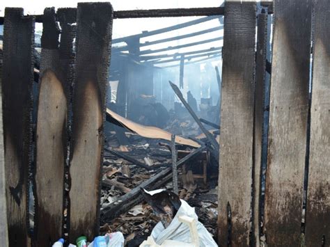 G1 Casa de madeira é destruída em incêndio em Ariquemes RO