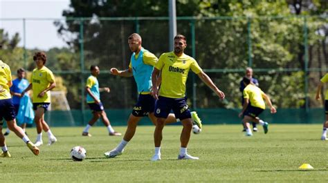 Fenerbahçe ye yıldız oyuncudan kötü haber Antrenmana çıkmadı Futbol