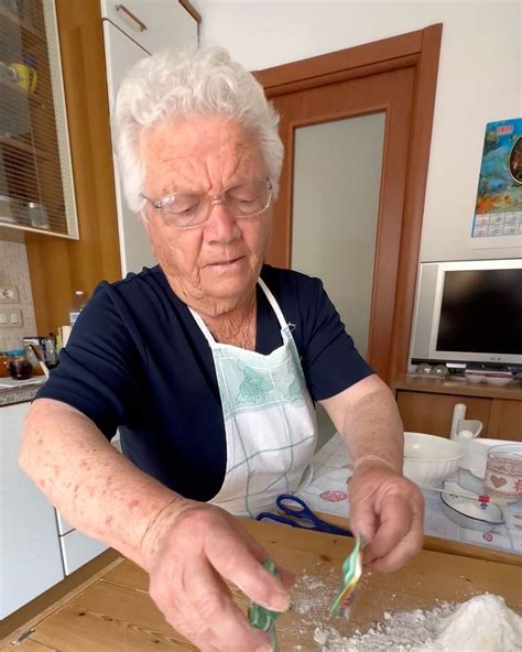 Nonna Angelina Mi Mostra Come Preparare I Tozzetti Con Marmellata