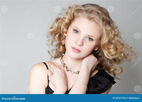 Jeune Fille Blonde Posant Dans Le Studio Photo Stock Image Du Fond Fille