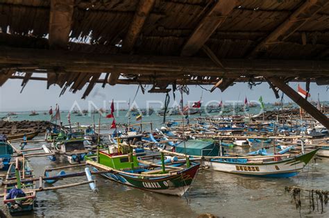 Nelayan Di Banten Tidak Melaut Akibat Gelombang Tinggi ANTARA Foto