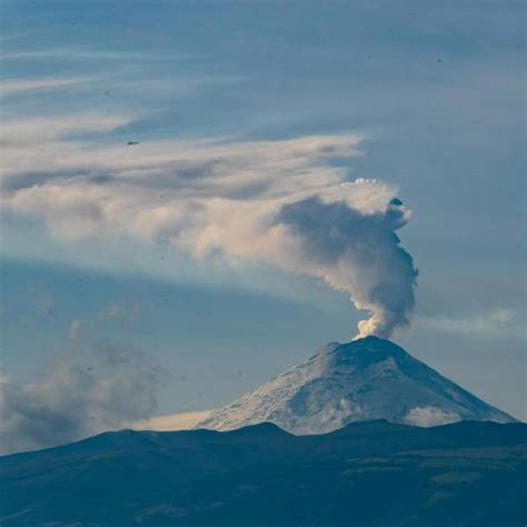 Volc N Cotopaxi Emana Una Columna De Mil Metros De Vapor Gas Y Ceniza