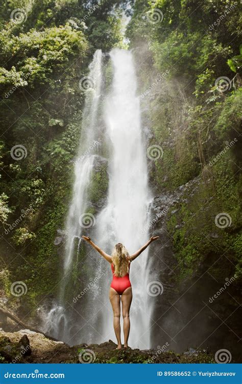 Mujer En Bikini Y Cascada Rojos Foto De Archivo Imagen De Roca Mujer 89586652