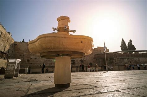 Tazas de oro públicas para el ritual del lavado de manos en el muro