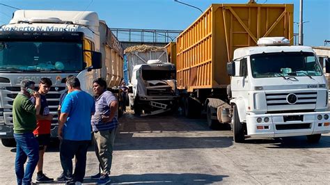 Impactante choque en cadena entre tres camiones en Concepción Monterizos