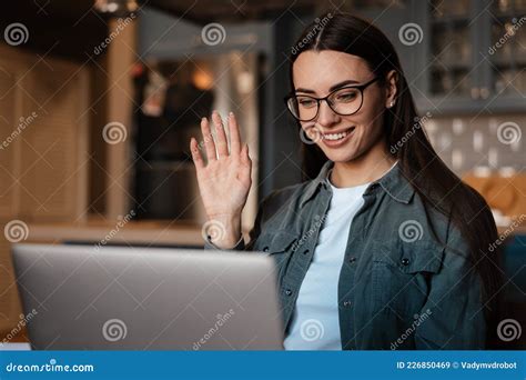 Mujer Sonriente Blanca Haciendo Gestos Mientras Usa Una Laptop Imagen