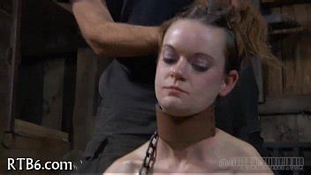 Desnudándose dentro de una pequeña jaula de hierro XVIDEOS