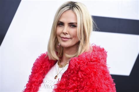 La star affiche de la lingerie noire Charlize Theron en robe résille a pris des photos osées