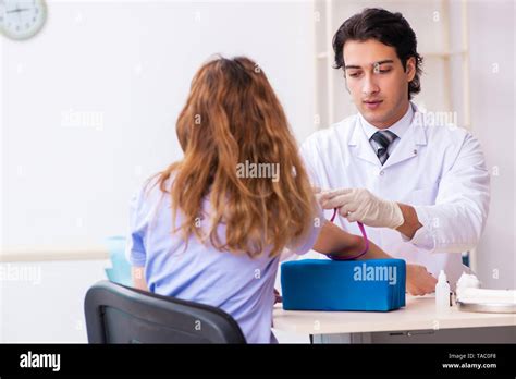 Paciente De Sexo Femenino Durante El Procedimiento De Muestreo De