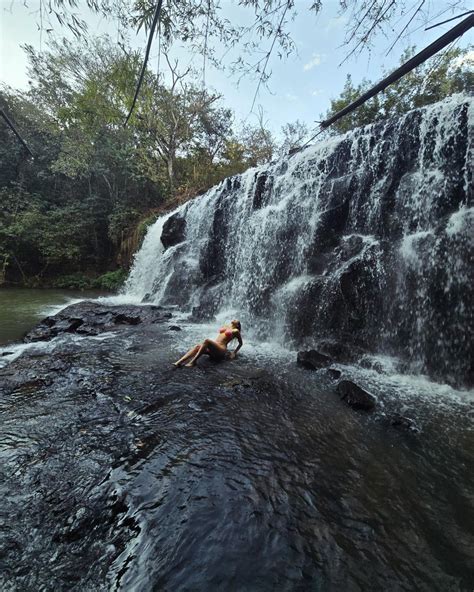 Lívia Andrade toma banho de cachoeira e revela perrengue Fiquei até