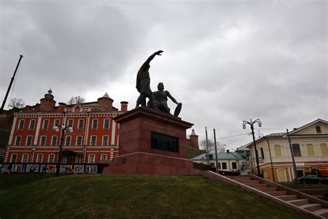 Памятник Минину и Пожарскому — Памятник на площади Народного Единства
