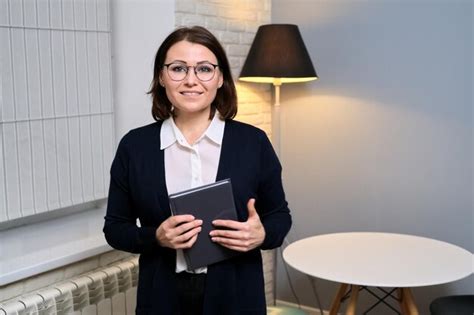 Retrato De Mujer De Mediana Edad Consejera De Negocios Confiada