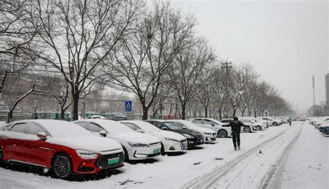 Pekín cierra escuelas y emite alerta naranja por tormentas de nieve