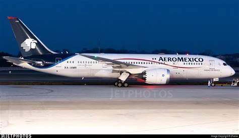 Aeromexico Boeing 787 8 Dreamliner At Night