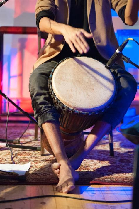 Djembe Africano En El Fondo Blanco Foto De Archivo Imagen De Tallado Tambor 40632620