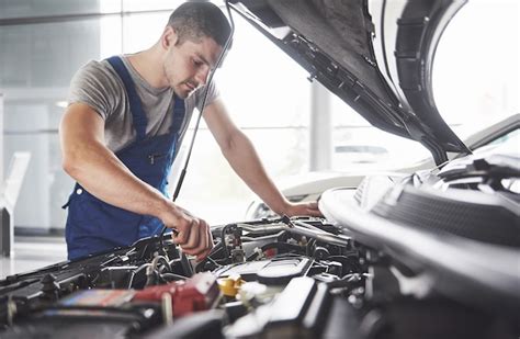 Mecánico De Automóviles Trabajando En Garaje Servicio De Reparación