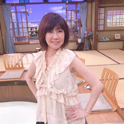 松本伊代さんのインスタグラム写真 松本伊代instagram「今日は関西テレビ「よ〜いドン！」の生放送でした📺 今週と先週のお衣装です