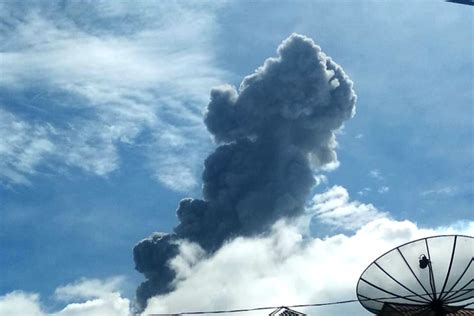 Gunung Marapi Kembali Erupsi Setinggi Kolom Abu Meter Antara News