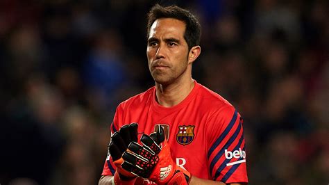 Barcelona goalkeeper Claudio Bravo suffers leg injury | FOX Sports