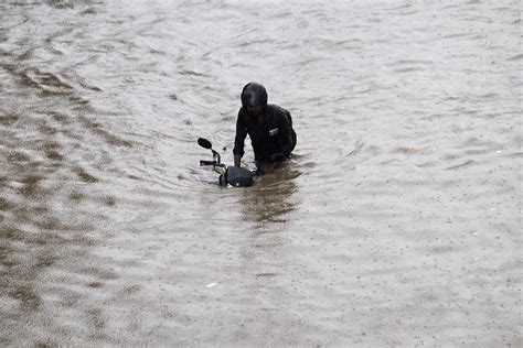 Delhi Ncr Rains Imd Issues Yellow Alert Noida Schools From Class 1 To