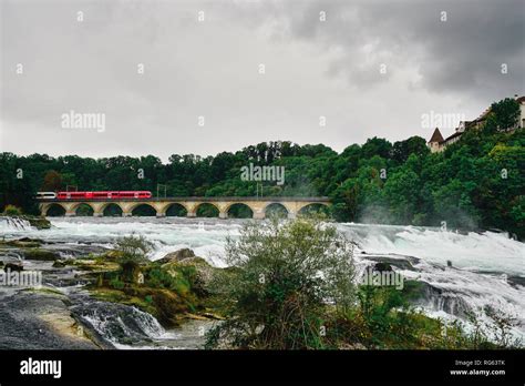 Rote Bahn auf der Eisenbahnbrücke am Rheinfall Rheinfall ist der