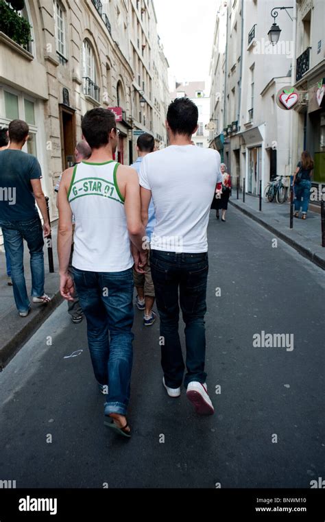 Jeune adulte gay Homme jeune couple touristes adolescent arrière d été marcher dans la rue