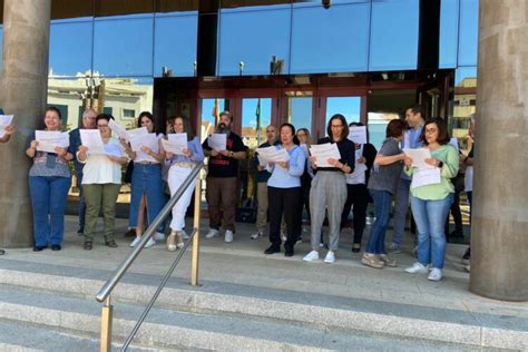 Funcionarios De Justicia Se Manifiestan A Las Puertas De Los Juzgados