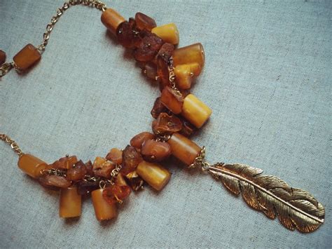 Украшение из янтаря и фурнитуры под золото. | Beaded necklace, Jewelry ...