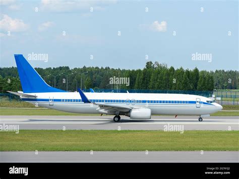 Avion De Passagers Sur La Piste Banque De Photographies Et Dimages