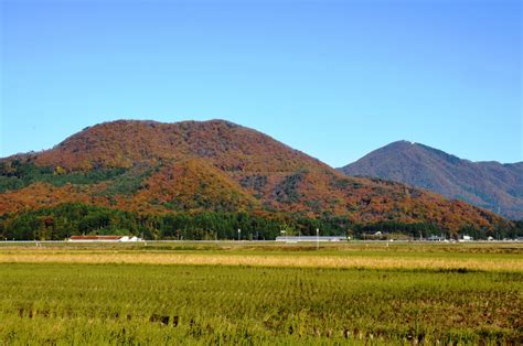 紅葉時の国上山全景 新潟県燕市の観光スポット情報なら燕市観光協会