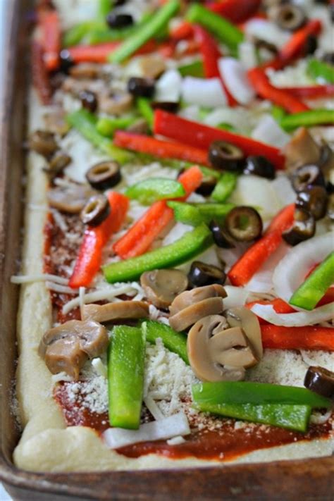 Thin Crust Veggie Pizza with Homemade Pizza Sauce recipe | Chefthisup